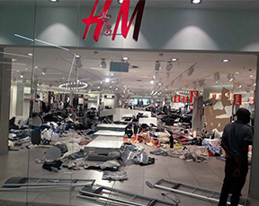 כואב הלב: למה המון זועם השמיד סניפים של H&M?