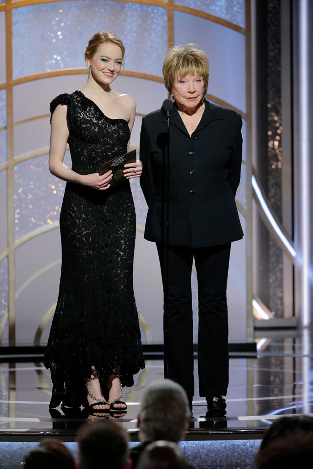 אמה סטון ושירלי מקליין (צילום: Paul Drinkwater/NBCUniversal via Getty Images)