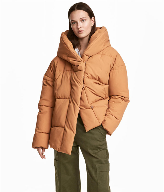 אחד בצבע כאמל הוא בחירה מנצחת. מעיל פוך של H&M (צילום: יח"צ)