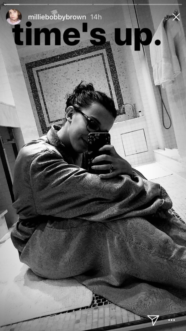 מילי בובי בראון בחלוק אמבטיה (צילום: אינסטגרם MillieBobbyBrown@)