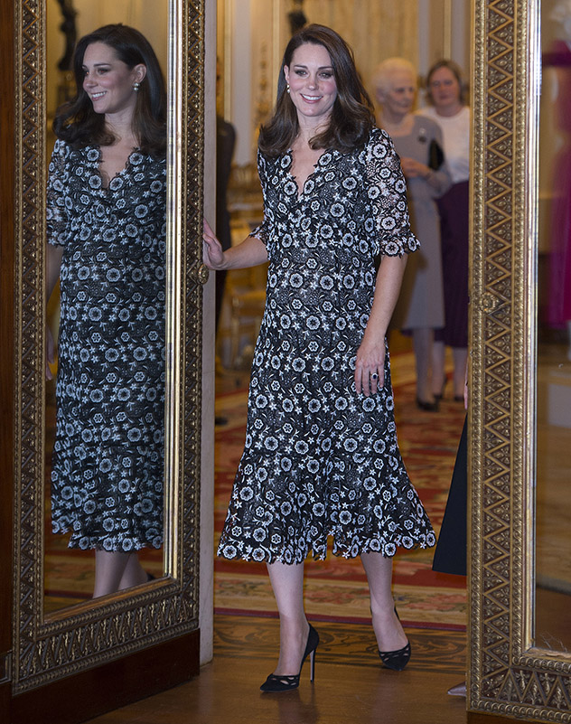 המארחת בשמלה של ארדם (צילום: Eddie Mulholland לגטי אימג'ס)