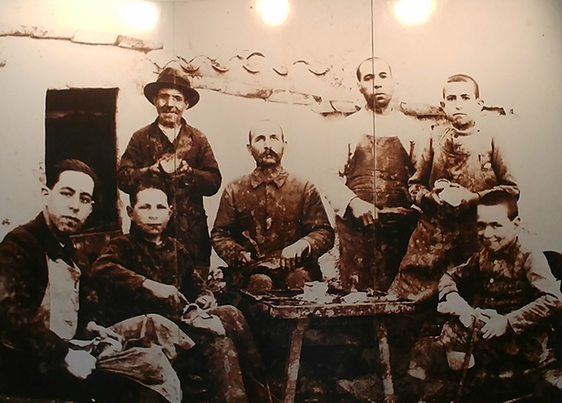 תמונת האבות המייסדים שמתנוססת בכניסה למפעל של מסקרו