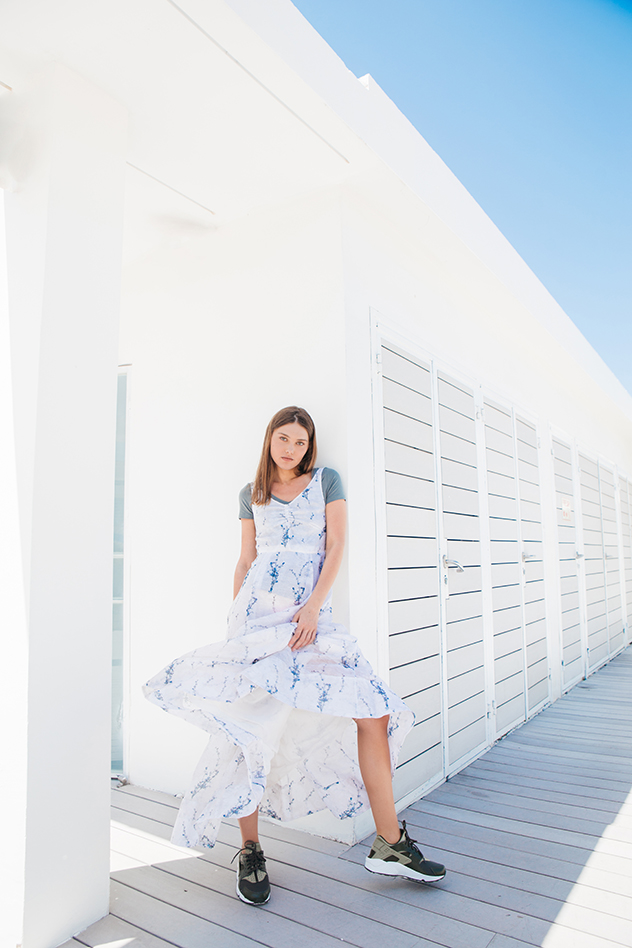 סטיילינג: אלונה סימון,  חולצה ושמלה  - H&M Conscious, סניקרס - נייקי 