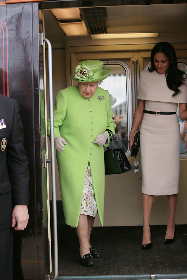 המלכה ברכבת וזה חמוד ממש (צילום: Jeff J Mitchell/Getty Image)