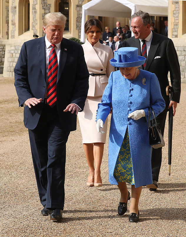 נותנת כבוד למלכה והלכת מאחוריה (צילום: Richard Pohle   לגטי אימג'ס)