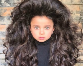 הישראלית בת ה-5 שמחרפנת את בריטניה בגלל השיער