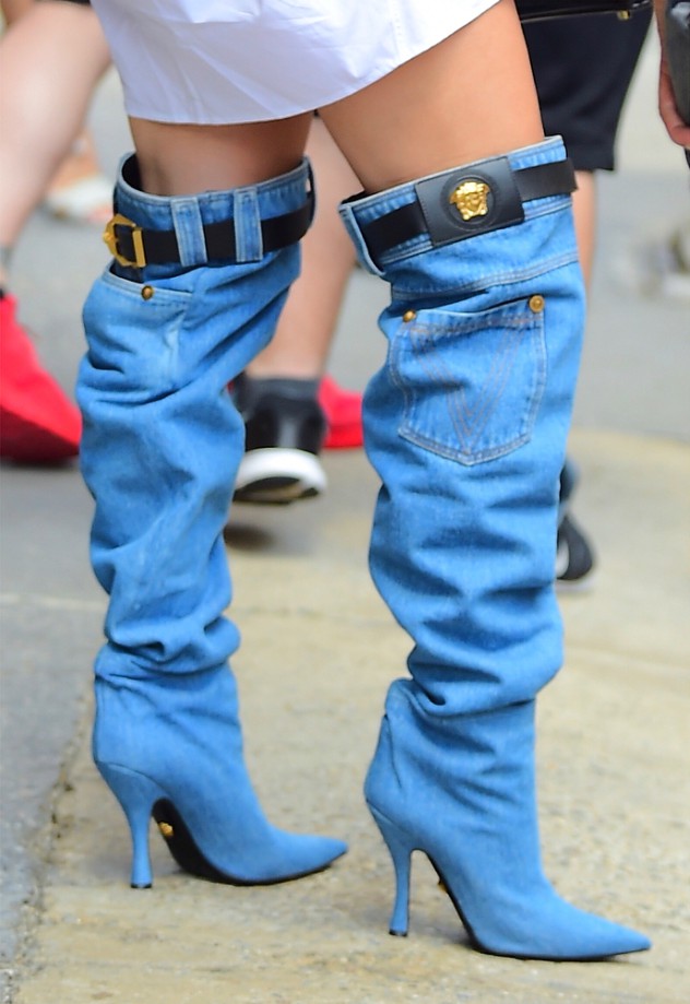 מגפי ג'ינס, כולל החגורה (צילום: אינסטגרם, versace)