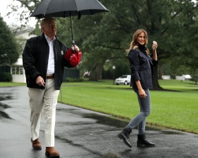 ומה עם הפן? טראמפ משאיר את מלניה להירטב בגשם