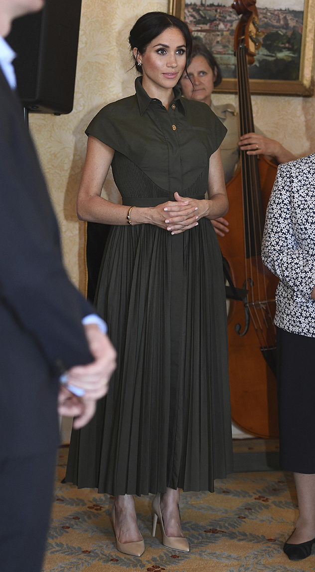 השמלה שבחרה שנראת כמו חולצה מכופתרת וחצאית פליסה (צילום: Andrew Parsons ל- APׂ)