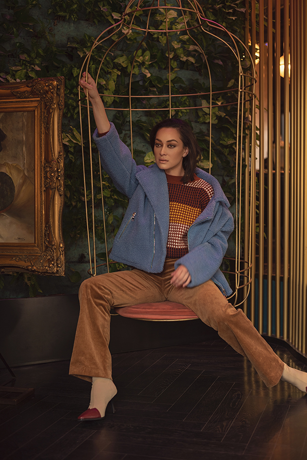 מעיל וחולצה: הלנה, מכנסיים: H&M, עגילים: Pandora, נעליים הלנה