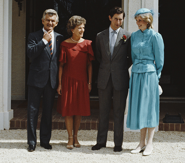 מייגן וקייט היו מתות לשים את ידן על החליפה הזו (צילום: Fox Photos/Hulton Archive/Getty Images)