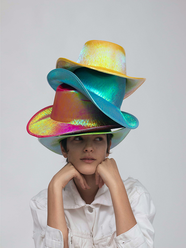 צילום: סופי בוטנר, סטיילינג: סוסאן לאלא, כובעים: כפר גלעדי, ז'קט ג'ינס: ברשקה