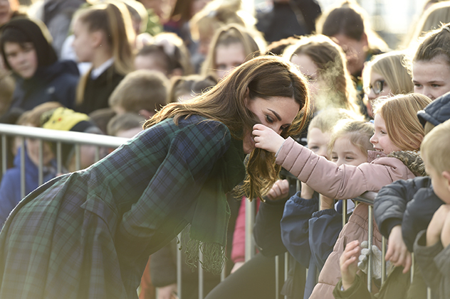 אם הורי הילדה ששיחקה בשיער של קייט אי פעם ישטפו לה את הידיים? (צילום:  Ian Rutherford - WPA Pool/Getty Images)