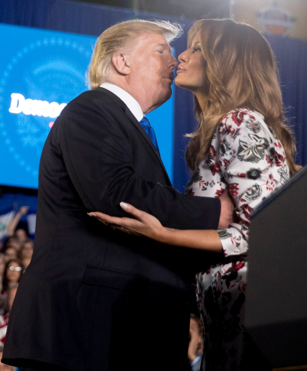 קיבלה נשיקה מדונלד (צילום: AP Photo/Luis M. Alvarez)