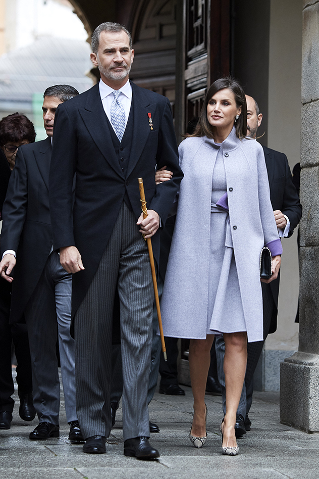 הזוג המלכותי עם הבגדים המתכתבים אחד עם השני (צילום: Carlos Alvarez לגטי אימג'ס)  