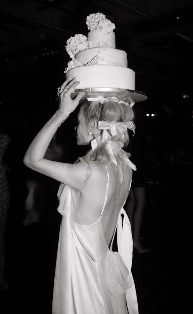 בשמלה השלישית של Petit Pois, עם עוגה על הראש כמובן (צילום: סשה פרילוצקי)