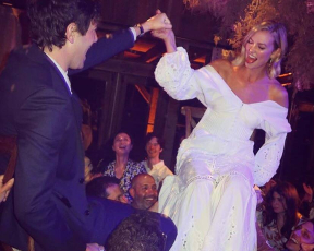 לצלילי הבה נגילה: קרלי קלוס חוגגת חתונה בשמלה מושלמת