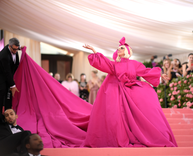 ליידי גאגא בשמלת המג'נטה המשוגעת שלה במט גאלה (צילום: Neilson Barnard; Getty Images)
