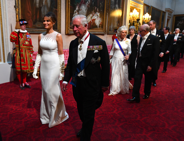 הנסיך צ'רלס מלווה את מלניוש (צילום: Victoria Jones/PA Wire Getty Images)