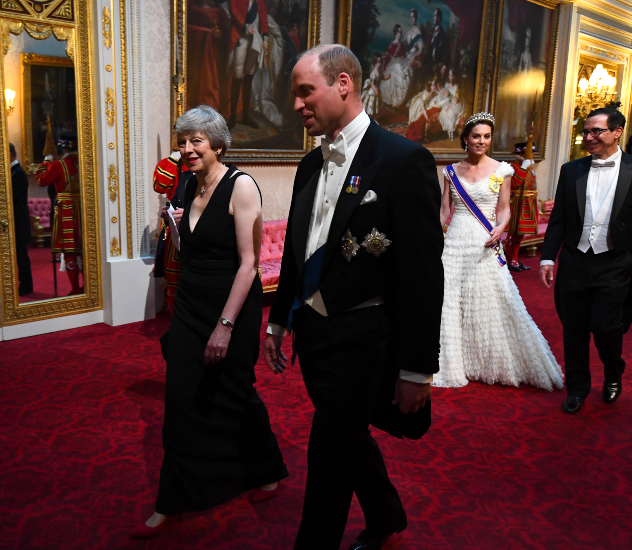 הנסיך ויליאם מלווה את תרזה מיי (צילום: Victoria Jones/PA Wire Getty Images)