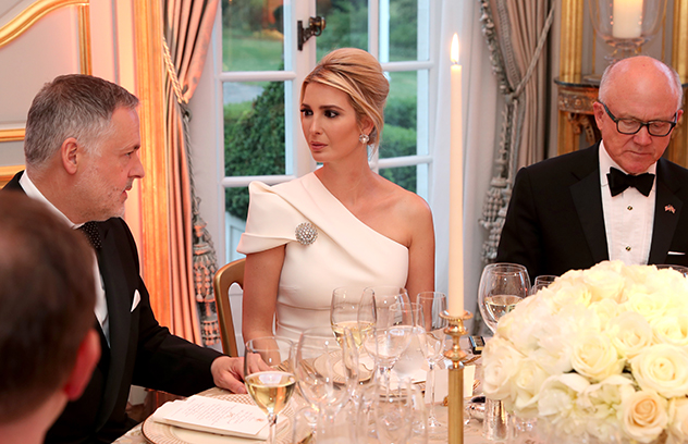 איוונקה באותה ארוחת ערב, בשמלה של סאפייה (צילום: Chris Jackson - WPA Pool/Getty Images)