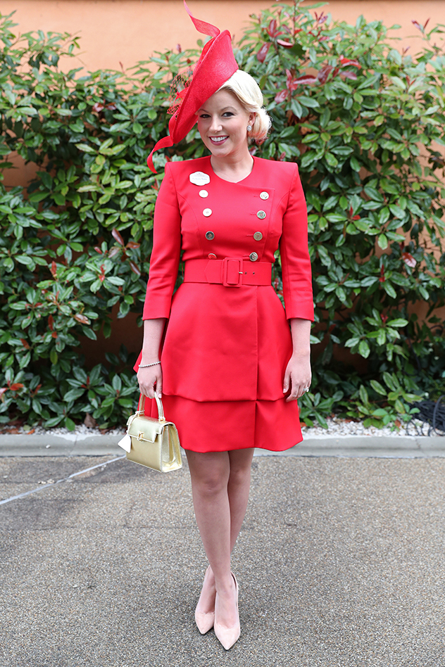 לכל שמלה אדומה מגיע כובע תואם כזה (צילום: Chris Jackson לגטי אימג'ס)