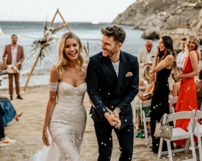 על החוף במיקונוס: הדוגמנית נישאה באחת השמלות הכי יפות שראינו
