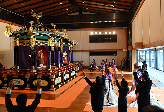 מכתירים את הקיסר והקיסרית החדשים (צילום: KAZUHIRO NOGI/Pool/Getty Images)