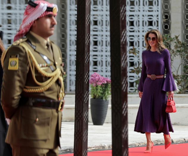 המלכה ראניה בסגול ואדום (צילום: AP Photo/Raad Adayleh)