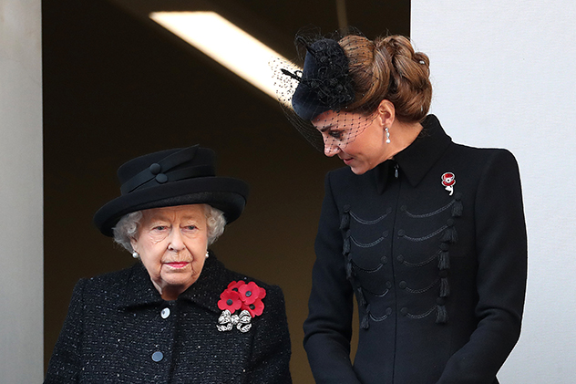 עם המלכה על המרפסת הצופה אל העם (צילום: Chris Jackson לגטי אימג'ס)