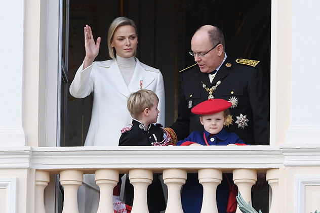 הנסיך אלברט השני והנסיכה שרלין עם ז'אק וגבריאל הקטנטנים (צילום: Pascal Le Segretain/Getty Images)