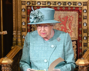 האינטרנט משתגע: המעיל של המלכה כחול או ירוק?