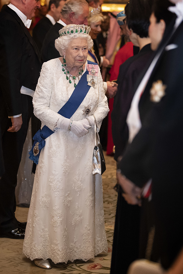 המלכה וכמות התכשיטים המשוגעת (צילום: Victoria Jones לגטי אימג'ס)