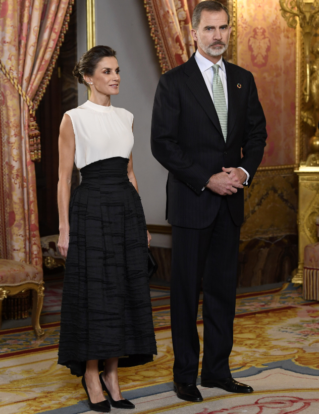 מדגמנת זוגיות מלכותית עם המלך פיליפ (צילום: Carlos Alvarez/Getty Images)