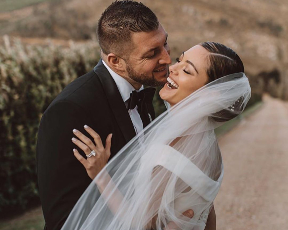 טאצ'דאון: שחקן הפוטבול ומיס יוניברס נישאו בחתונה יפהפיה