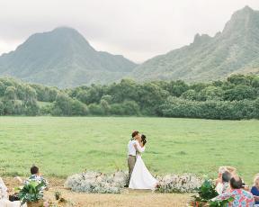 הדוגמנית והגולש התחתנו על אי בהוואי, וזה מושלם