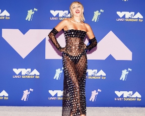 VMA קורונה סטייל: גאגא הגזימה בתשעה לוקים מטורפים, מיילי זהרה בשניים מדויקים