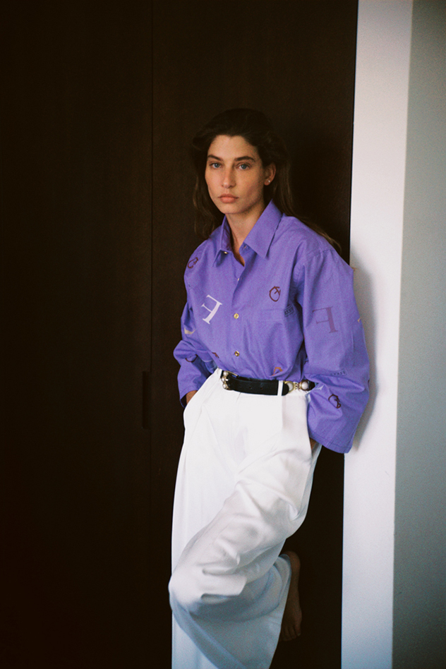 חולצה: fucci middle east, מכנסיים: berko white, חגורה: versace vintage (צילום: רותם לבל)