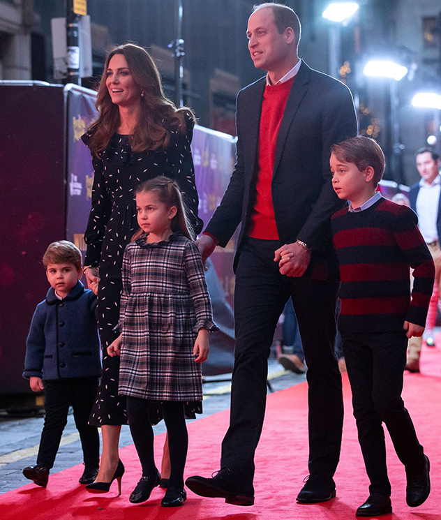 משפחת המלוכה יוצאת לשטיח האדום (צילום: AARON CHOWN לגטי אימג'ס)