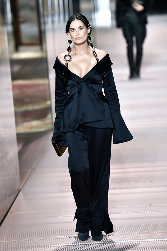 דמי מור על המסלול של פנדי בשבוע האופנה פריז (צילום: STEPHANE DE SAKUTIN לגטי אימג'ס)