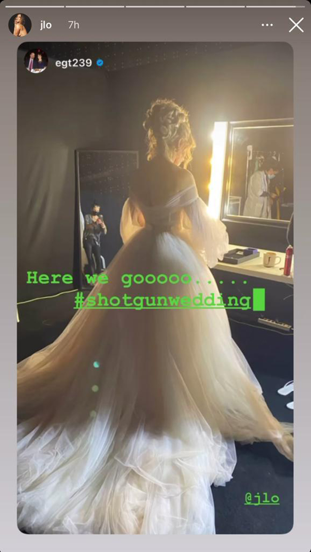ג'י לו שיחררה תמונה אחת עם שמלת כלה מהסט וזו השמלה של גליה להב (צילום: אינסטגרם Jennifer Lopez)