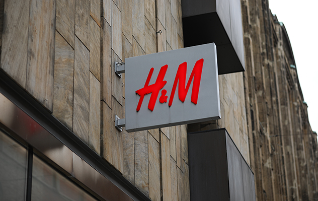 לא מדובר בעובדת חנות אלא בעובדת של מפעל Natchi Apparels, הספקים של H&M (צילום: Jeremy Moeller לגטי אימג'ס)