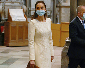עשור לחתונה המלכותית: קייט חוזרת למקום חתונתה בשמלה לבנה