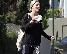 יום אחרי הזכיה והשמלה המטורפת: לא להאמין שככה נראית כוכבת "גמביט המלכה"