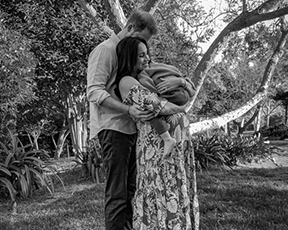 הכי רחוק מהארמון: מייגן בתמונת הריון חדשה עם שמלה מפתיעה