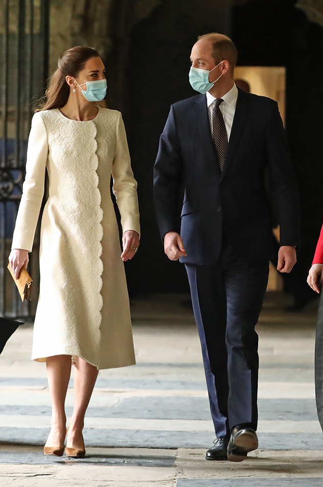 הכל מחושב מראש. קייט במעיל שמלה לבן צועדת בכניסה בה התחתנה לפני עשור בדיוק (צילום: Aaron Chown לגטי אימג'ס)
