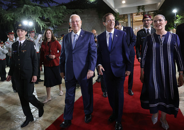 השבעת הנשיא ה- 11 של ישראל. מיכל הרצוג נראית פשוט מעולה (צילוםף EMMANUEL DUNAND/ לגטי אימג'ס)