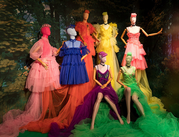 התערוכה כוללת כ-120 שמלות ודגמים (צילום: אלעיד שריג)