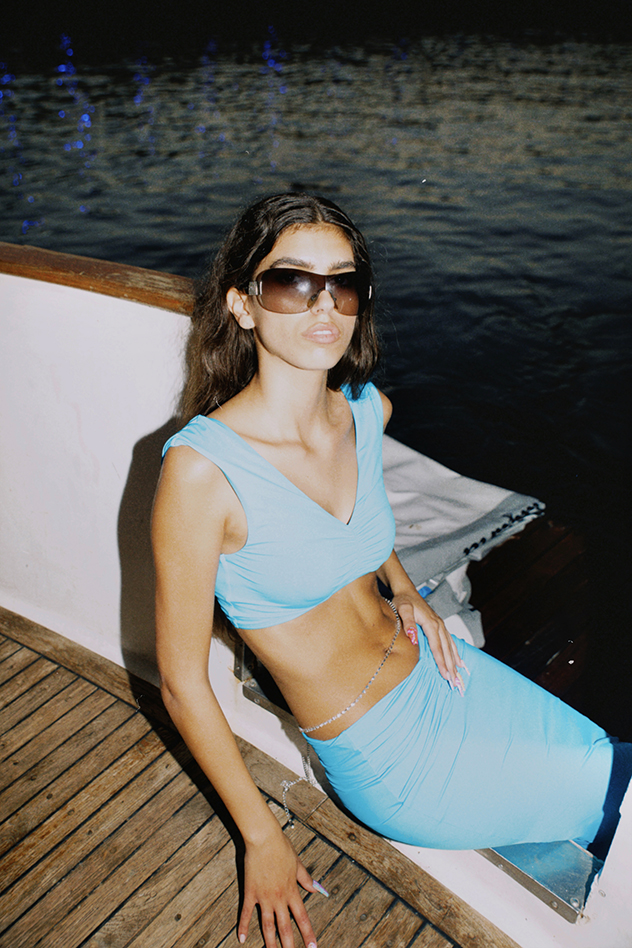 טופ וחצאית: Blue Lagoon, משקפי שמש: BVLGARI (צילום: רותם לבל)