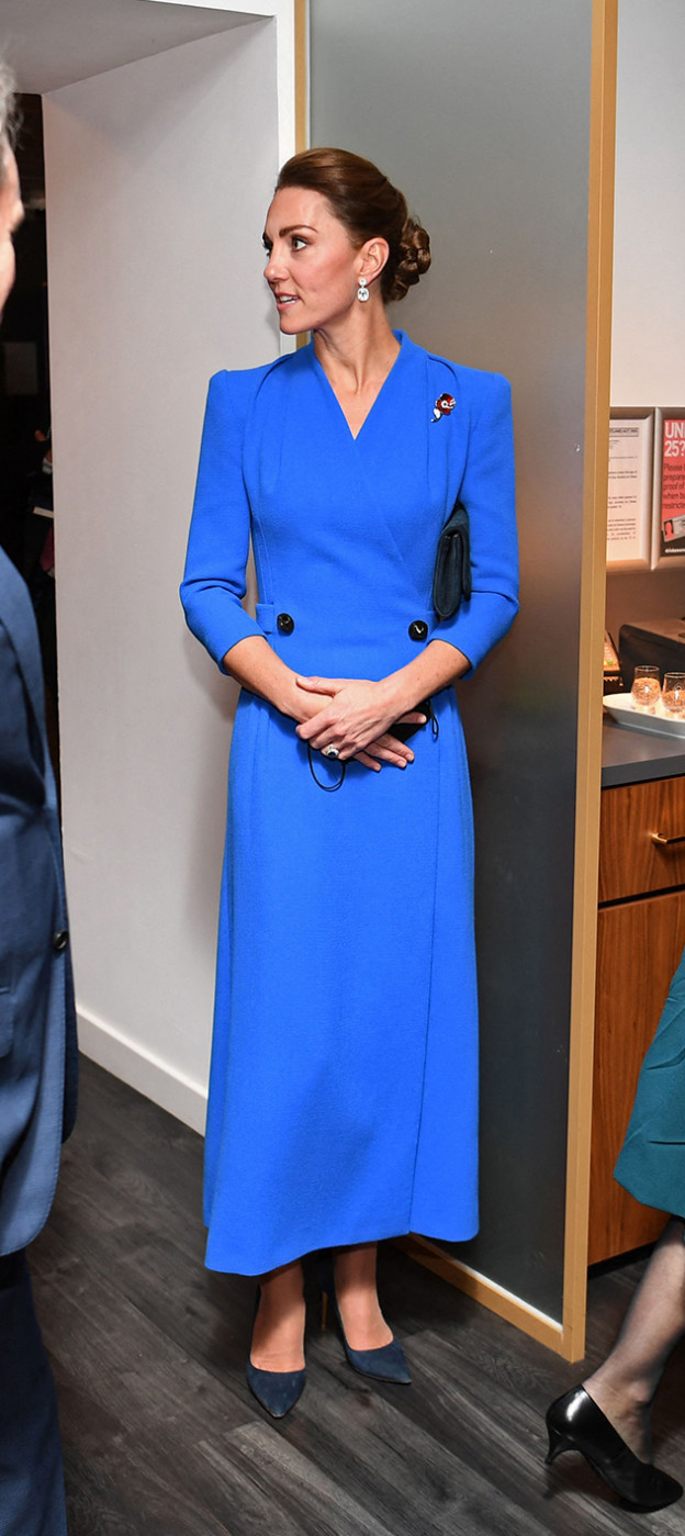 קייט נראית מושלם בשמלת מעיל (צילום: daniel leal לגטי אימג'ס)
